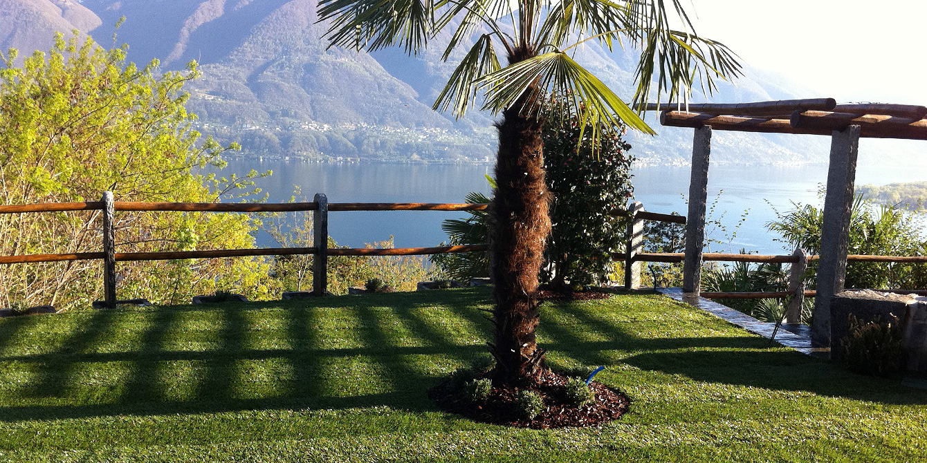 Pergola, pelouse avec un chemin dans la roche