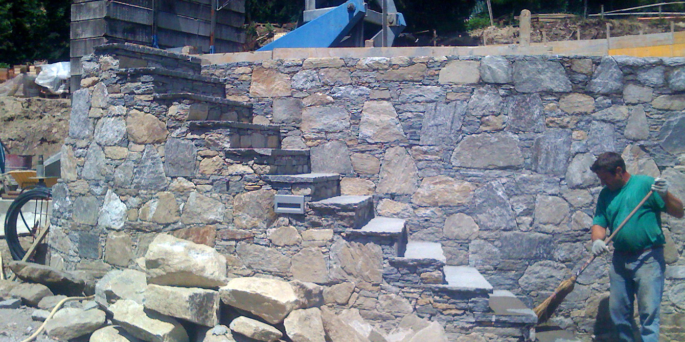 Escaliers dans les parois rocheuses et la pierre naturelle