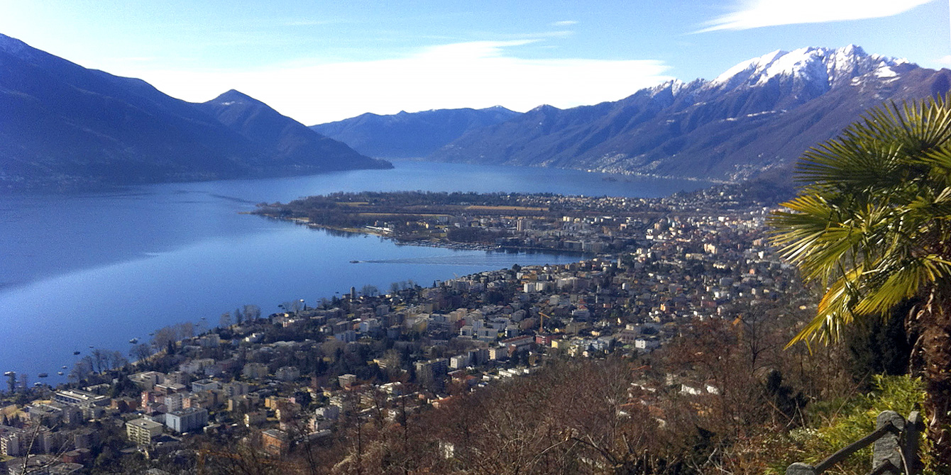 Vue panoramique sur le lac Majeur