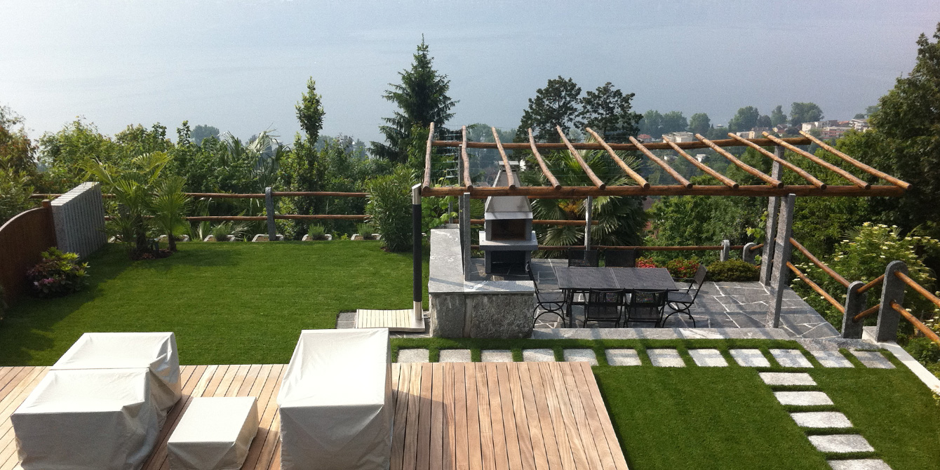 Pergola, pelouse avec chemin dans la roche, la piscine et l'irrigation