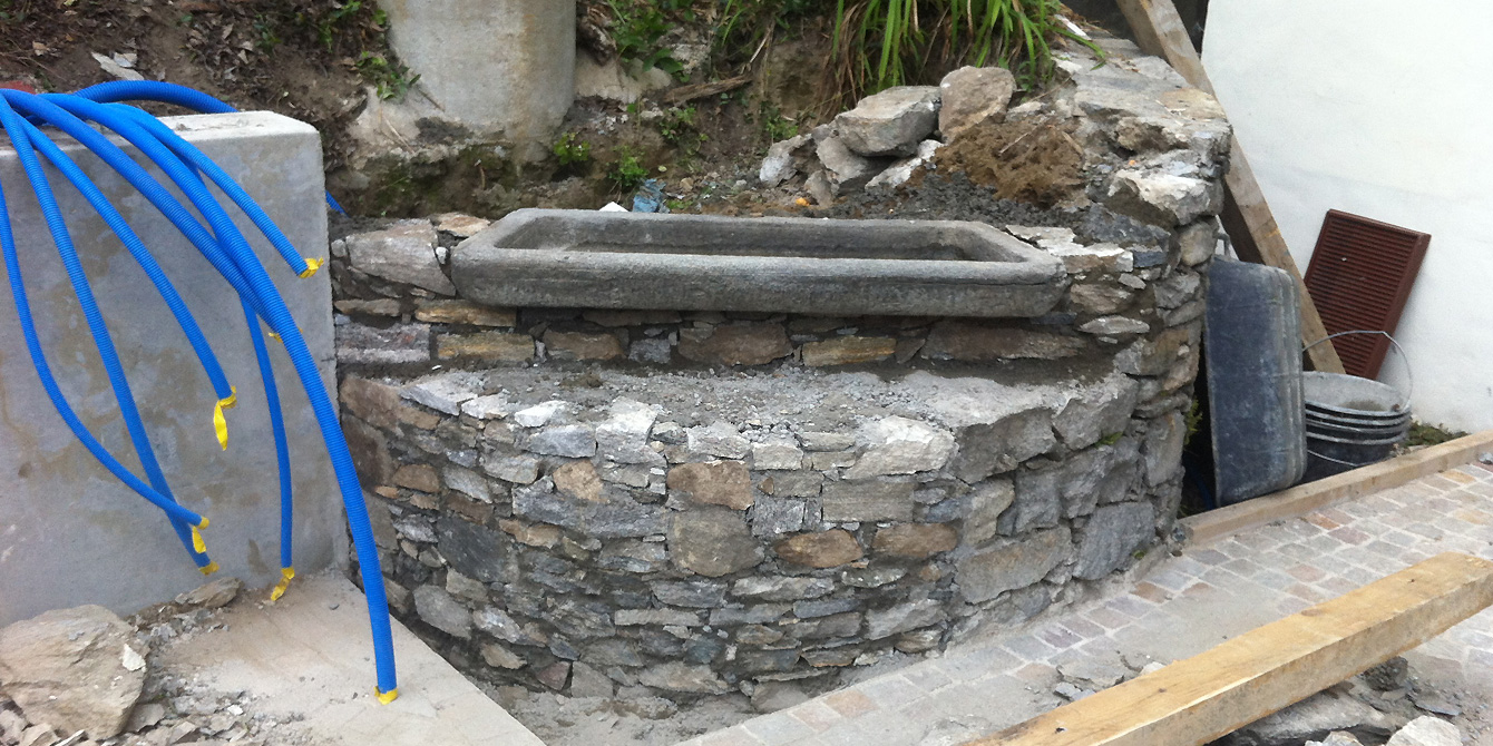 Wash basin in stone recovered
