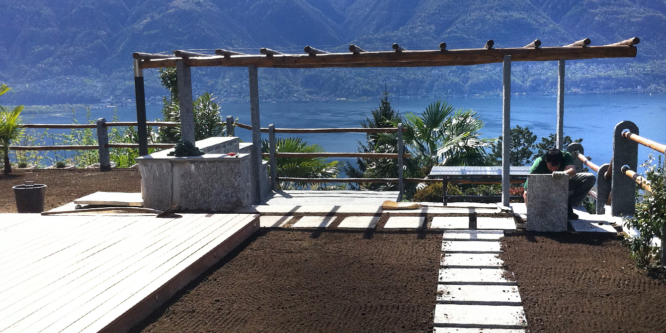 Pergola, pelouse avec chemin dans la roche, la piscine et l'irrigation