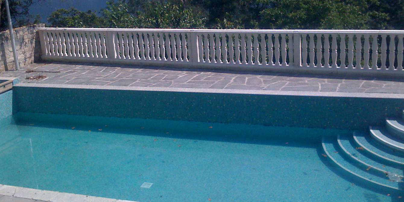 Bordo piscina in granito e parapetti 